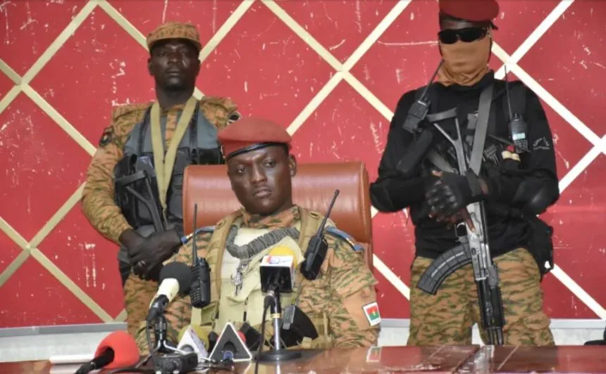 Burkina Faso, won enndunooɓe solde laamu Tarawore kono ɓennaani.
