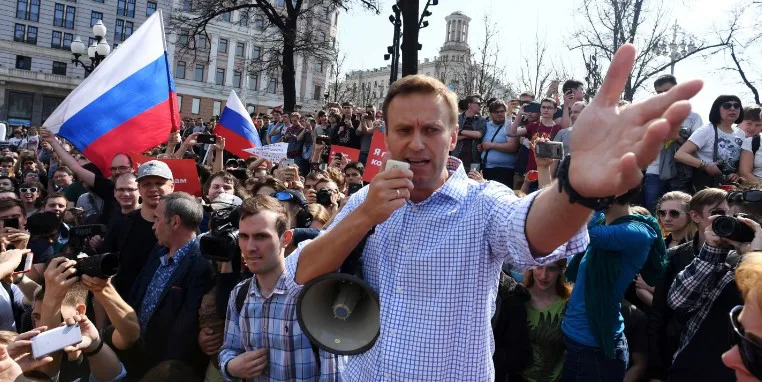 Risi, Alexei Navalny, ɓurɗo ŋatde e lundiyankooɓe Putin o maayi hannde he nder dummbirde.